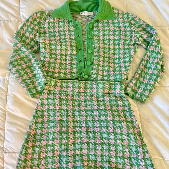 Stylish Green Houndstooth Skirt and cardigan set - Picture 3 of 6